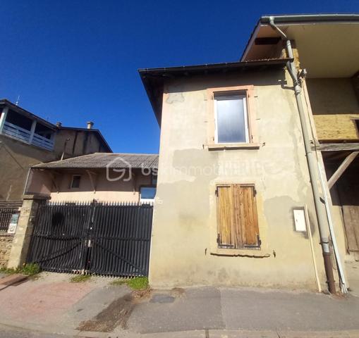 Exclusif ! Maison de 138m² sur 337m² de terrain proche de toutes les commodités. 
A 5 minutes de La Côte St André, 20 minutes du péage de Rives, à 30 minutes de Voiron et Bourgoin-Jallieu.
Vous accéderez à la maison par une cour desservant la cuisine ou le séjour selon vos envies.
La pièce de vie très lumineuse profite d'un plafond cathédrale avec mezzanine.
La grande cuisine moderne bénéficie d'un coin repas donnant sur la cour.
Depuis la cuisine vous accèderez à une buanderie offrant une sortie dans un jardin d'environ 100m² à l'arrière de la maison.
Au Rdc vous trouverez également une salle d'eau, un wc et un cellier.
A l'étage, la mezzanine vous offre un salon cosy vous permettant l'accès aux 3 chambres, au dressing, à la salle de bain et au wc.
La maison bénéficie de nombreuses dépendances dont une écurie et un 2ème bâtiment permettant de créer un second logement indépendant pour un éventuel revenu locatif !
Huisseries Double vitrage
Chauffage Gaz
Maison reliée au tout à l'égout.
N'hésitez pas à me contacter au 06 30 84 43 24 pour toute information complémentaire.