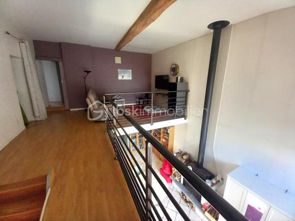 Exclusif ! Maison de 138m² sur 337m² de terrain proche de toutes les commodités. 
A 5 minutes de La Côte St André, 20 minutes du péage de Rives, à 30 minutes de Voiron et Bourgoin-Jallieu.
Vous accéderez à la maison par une cour desservant la cuisine ou le séjour selon vos envies.
La pièce de vie très lumineuse profite d'un plafond cathédrale avec mezzanine.
La grande cuisine moderne bénéficie d'un coin repas donnant sur la cour.
Depuis la cuisine vous accèderez à une buanderie offrant une sortie dans un jardin d'environ 100m² à l'arrière de la maison.
Au Rdc vous trouverez également une salle d'eau, un wc et un cellier.
A l'étage, la mezzanine vous offre un salon cosy vous permettant l'accès aux 3 chambres, au dressing, à la salle de bain et au wc.
La maison bénéficie de nombreuses dépendances dont une écurie et un 2ème bâtiment permettant de créer un second logement indépendant pour un éventuel revenu locatif !
Huisseries Double vitrage
Chauffage Gaz
Maison reliée au tout à l'égout.
N'hésitez pas à me contacter au 06 30 84 43 24 pour toute information complémentaire.