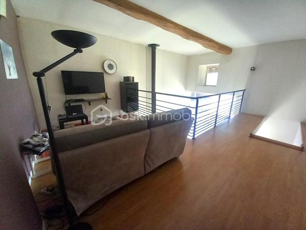 Exclusif ! Maison de 138m² sur 337m² de terrain proche de toutes les commodités. 
A 5 minutes de La Côte St André, 20 minutes du péage de Rives, à 30 minutes de Voiron et Bourgoin-Jallieu.
Vous accéderez à la maison par une cour desservant la cuisine ou le séjour selon vos envies.
La pièce de vie très lumineuse profite d'un plafond cathédrale avec mezzanine.
La grande cuisine moderne bénéficie d'un coin repas donnant sur la cour.
Depuis la cuisine vous accèderez à une buanderie offrant une sortie dans un jardin d'environ 100m² à l'arrière de la maison.
Au Rdc vous trouverez également une salle d'eau, un wc et un cellier.
A l'étage, la mezzanine vous offre un salon cosy vous permettant l'accès aux 3 chambres, au dressing, à la salle de bain et au wc.
La maison bénéficie de nombreuses dépendances dont une écurie et un 2ème bâtiment permettant de créer un second logement indépendant pour un éventuel revenu locatif !
Huisseries Double vitrage
Chauffage Gaz
Maison reliée au tout à l'égout.
N'hésitez pas à me contacter au 06 30 84 43 24 pour toute information complémentaire.