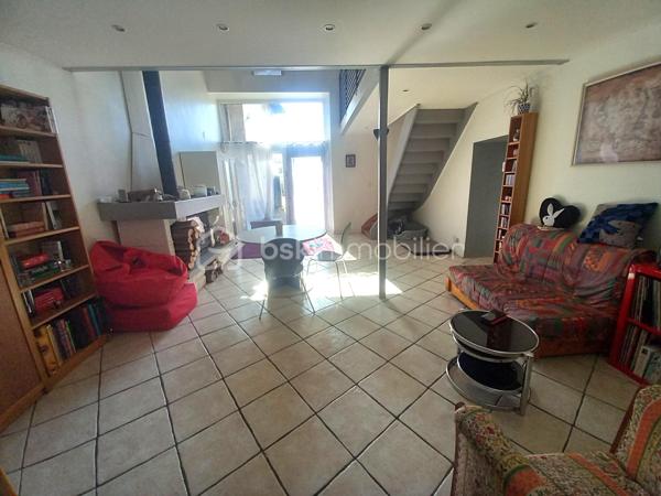 Exclusif ! Maison de 138m² sur 337m² de terrain proche de toutes les commodités. 
A 5 minutes de La Côte St André, 20 minutes du péage de Rives, à 30 minutes de Voiron et Bourgoin-Jallieu.
Vous accéderez à la maison par une cour desservant la cuisine ou le séjour selon vos envies.
La pièce de vie très lumineuse profite d'un plafond cathédrale avec mezzanine.
La grande cuisine moderne bénéficie d'un coin repas donnant sur la cour.
Depuis la cuisine vous accèderez à une buanderie offrant une sortie dans un jardin d'environ 100m² à l'arrière de la maison.
Au Rdc vous trouverez également une salle d'eau, un wc et un cellier.
A l'étage, la mezzanine vous offre un salon cosy vous permettant l'accès aux 3 chambres, au dressing, à la salle de bain et au wc.
La maison bénéficie de nombreuses dépendances dont une écurie et un 2ème bâtiment permettant de créer un second logement indépendant pour un éventuel revenu locatif !
Huisseries Double vitrage
Chauffage Gaz
Maison reliée au tout à l'égout.
N'hésitez pas à me contacter au 06 30 84 43 24 pour toute information complémentaire.