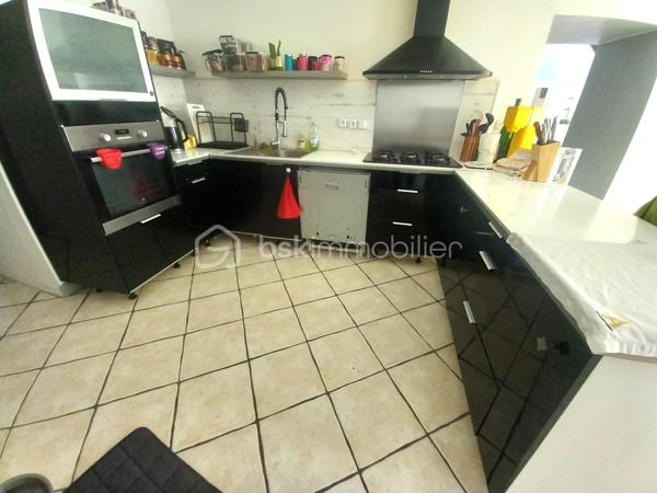 Exclusif ! Maison de 138m² sur 337m² de terrain proche de toutes les commodités. 
A 5 minutes de La Côte St André, 20 minutes du péage de Rives, à 30 minutes de Voiron et Bourgoin-Jallieu.
Vous accéderez à la maison par une cour desservant la cuisine ou le séjour selon vos envies.
La pièce de vie très lumineuse profite d'un plafond cathédrale avec mezzanine.
La grande cuisine moderne bénéficie d'un coin repas donnant sur la cour.
Depuis la cuisine vous accèderez à une buanderie offrant une sortie dans un jardin d'environ 100m² à l'arrière de la maison.
Au Rdc vous trouverez également une salle d'eau, un wc et un cellier.
A l'étage, la mezzanine vous offre un salon cosy vous permettant l'accès aux 3 chambres, au dressing, à la salle de bain et au wc.
La maison bénéficie de nombreuses dépendances dont une écurie et un 2ème bâtiment permettant de créer un second logement indépendant pour un éventuel revenu locatif !
Huisseries Double vitrage
Chauffage Gaz
Maison reliée au tout à l'égout.
N'hésitez pas à me contacter au 06 30 84 43 24 pour toute information complémentaire.