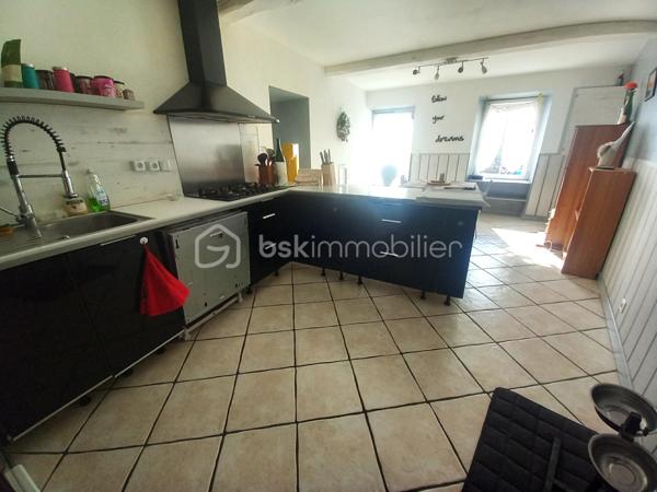 Exclusif ! Maison de 138m² sur 337m² de terrain proche de toutes les commodités. 
A 5 minutes de La Côte St André, 20 minutes du péage de Rives, à 30 minutes de Voiron et Bourgoin-Jallieu.
Vous accéderez à la maison par une cour desservant la cuisine ou le séjour selon vos envies.
La pièce de vie très lumineuse profite d'un plafond cathédrale avec mezzanine.
La grande cuisine moderne bénéficie d'un coin repas donnant sur la cour.
Depuis la cuisine vous accèderez à une buanderie offrant une sortie dans un jardin d'environ 100m² à l'arrière de la maison.
Au Rdc vous trouverez également une salle d'eau, un wc et un cellier.
A l'étage, la mezzanine vous offre un salon cosy vous permettant l'accès aux 3 chambres, au dressing, à la salle de bain et au wc.
La maison bénéficie de nombreuses dépendances dont une écurie et un 2ème bâtiment permettant de créer un second logement indépendant pour un éventuel revenu locatif !
Huisseries Double vitrage
Chauffage Gaz
Maison reliée au tout à l'égout.
N'hésitez pas à me contacter au 06 30 84 43 24 pour toute information complémentaire.