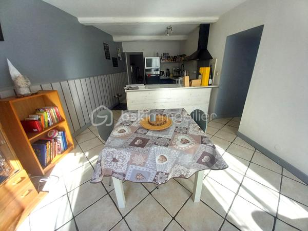 Exclusif ! Maison de 138m² sur 337m² de terrain proche de toutes les commodités. 
A 5 minutes de La Côte St André, 20 minutes du péage de Rives, à 30 minutes de Voiron et Bourgoin-Jallieu.
Vous accéderez à la maison par une cour desservant la cuisine ou le séjour selon vos envies.
La pièce de vie très lumineuse profite d'un plafond cathédrale avec mezzanine.
La grande cuisine moderne bénéficie d'un coin repas donnant sur la cour.
Depuis la cuisine vous accèderez à une buanderie offrant une sortie dans un jardin d'environ 100m² à l'arrière de la maison.
Au Rdc vous trouverez également une salle d'eau, un wc et un cellier.
A l'étage, la mezzanine vous offre un salon cosy vous permettant l'accès aux 3 chambres, au dressing, à la salle de bain et au wc.
La maison bénéficie de nombreuses dépendances dont une écurie et un 2ème bâtiment permettant de créer un second logement indépendant pour un éventuel revenu locatif !
Huisseries Double vitrage
Chauffage Gaz
Maison reliée au tout à l'égout.
N'hésitez pas à me contacter au 06 30 84 43 24 pour toute information complémentaire.