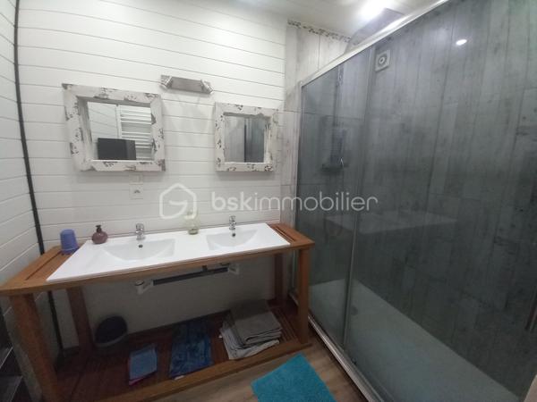 Exclusif ! Maison de 138m² sur 337m² de terrain proche de toutes les commodités. 
A 5 minutes de La Côte St André, 20 minutes du péage de Rives, à 30 minutes de Voiron et Bourgoin-Jallieu.
Vous accéderez à la maison par une cour desservant la cuisine ou le séjour selon vos envies.
La pièce de vie très lumineuse profite d'un plafond cathédrale avec mezzanine.
La grande cuisine moderne bénéficie d'un coin repas donnant sur la cour.
Depuis la cuisine vous accèderez à une buanderie offrant une sortie dans un jardin d'environ 100m² à l'arrière de la maison.
Au Rdc vous trouverez également une salle d'eau, un wc et un cellier.
A l'étage, la mezzanine vous offre un salon cosy vous permettant l'accès aux 3 chambres, au dressing, à la salle de bain et au wc.
La maison bénéficie de nombreuses dépendances dont une écurie et un 2ème bâtiment permettant de créer un second logement indépendant pour un éventuel revenu locatif !
Huisseries Double vitrage
Chauffage Gaz
Maison reliée au tout à l'égout.
N'hésitez pas à me contacter au 06 30 84 43 24 pour toute information complémentaire.
