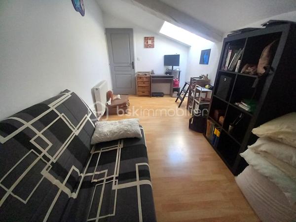 Exclusif ! Maison de 138m² sur 337m² de terrain proche de toutes les commodités. 
A 5 minutes de La Côte St André, 20 minutes du péage de Rives, à 30 minutes de Voiron et Bourgoin-Jallieu.
Vous accéderez à la maison par une cour desservant la cuisine ou le séjour selon vos envies.
La pièce de vie très lumineuse profite d'un plafond cathédrale avec mezzanine.
La grande cuisine moderne bénéficie d'un coin repas donnant sur la cour.
Depuis la cuisine vous accèderez à une buanderie offrant une sortie dans un jardin d'environ 100m² à l'arrière de la maison.
Au Rdc vous trouverez également une salle d'eau, un wc et un cellier.
A l'étage, la mezzanine vous offre un salon cosy vous permettant l'accès aux 3 chambres, au dressing, à la salle de bain et au wc.
La maison bénéficie de nombreuses dépendances dont une écurie et un 2ème bâtiment permettant de créer un second logement indépendant pour un éventuel revenu locatif !
Huisseries Double vitrage
Chauffage Gaz
Maison reliée au tout à l'égout.
N'hésitez pas à me contacter au 06 30 84 43 24 pour toute information complémentaire.
