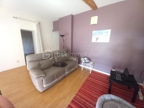 Exclusif ! Maison de 138m² sur 337m² de terrain proche de toutes les commodités. 
A 5 minutes de La Côte St André, 20 minutes du péage de Rives, à 30 minutes de Voiron et Bourgoin-Jallieu.
Vous accéderez à la maison par une cour desservant la cuisine ou le séjour selon vos envies.
La pièce de vie très lumineuse profite d'un plafond cathédrale avec mezzanine.
La grande cuisine moderne bénéficie d'un coin repas donnant sur la cour.
Depuis la cuisine vous accèderez à une buanderie offrant une sortie dans un jardin d'environ 100m² à l'arrière de la maison.
Au Rdc vous trouverez également une salle d'eau, un wc et un cellier.
A l'étage, la mezzanine vous offre un salon cosy vous permettant l'accès aux 3 chambres, au dressing, à la salle de bain et au wc.
La maison bénéficie de nombreuses dépendances dont une écurie et un 2ème bâtiment permettant de créer un second logement indépendant pour un éventuel revenu locatif !
Huisseries Double vitrage
Chauffage Gaz
Maison reliée au tout à l'égout.
N'hésitez pas à me contacter au 06 30 84 43 24 pour toute information complémentaire.