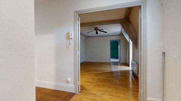 Appartement - Sarlat-la-caneda Sarlat Centre – T2 de caractère au 3ème et dernier étage (Immeuble Classé). Visite virtuelle sur demande