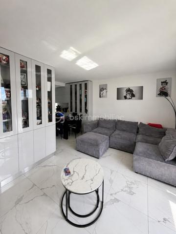 APPARTEMENT :

Cet appartement se distingue par ses volumes généreux et sa distribution intelligente. Le double séjour offre un espace de vie confortable et modulable, baigné de lumière naturelle. La cuisine équipée et aménagée permet une installation immédiate.

ESPACES NUIT :

L'appartement compte actuellement trois chambres, avec la possibilité d'en créer une quatrième selon vos besoins. Chaque chambre dispose de rangements intégrés, un atout appréciable au quotidien. Le couloir desservant les chambres et menant au salon propose également des espaces de rangement supplémentaires, optimisant ainsi chaque mètre carré.

ESPACES ANNEXES :

La salle de bain de grande dimension apporte un confort certain. Une cave complète ce bien, offrant un espace de stockage précieux pour vos affaires saisonnières ou volumineuses.

EXTÉRIEUR ET STATIONNEMENT :

Un grand balcon prolonge l'espace de vie et permet de profiter des beaux jours en extérieur. Une place de parking située en face de l'immeuble sécurise votre véhicule et facilite votre quotidien.

ÉTAT GÉNÉRAL :

Le bien a été entretenu avec soin au fil des années. La luminosité traverse l'ensemble des pièces, créant une atmosphère agréable tout au long de la journée.

LOCALISATION :

Situé à Soisy-sous-Montmorency, cet appartement bénéficie d'un emplacement de choix. La ville offre commerces de proximité, établissements scolaires, espaces verts et liaisons de transport vers Paris et la région. Le cadre de vie allie tranquillité résidentielle et praticité du quotidien.

Ce bien représente une belle opportunité pour une famille recherchant espace, fonctionnalité et emplacement privilégié dans le Val-d'Oise.

Contactez Andrea Collard, votre mandataire BSK Immobilier, pour organiser votre visite.