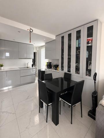 APPARTEMENT :

Cet appartement se distingue par ses volumes généreux et sa distribution intelligente. Le double séjour offre un espace de vie confortable et modulable, baigné de lumière naturelle. La cuisine équipée et aménagée permet une installation immédiate.

ESPACES NUIT :

L'appartement compte actuellement trois chambres, avec la possibilité d'en créer une quatrième selon vos besoins. Chaque chambre dispose de rangements intégrés, un atout appréciable au quotidien. Le couloir desservant les chambres et menant au salon propose également des espaces de rangement supplémentaires, optimisant ainsi chaque mètre carré.

ESPACES ANNEXES :

La salle de bain de grande dimension apporte un confort certain. Une cave complète ce bien, offrant un espace de stockage précieux pour vos affaires saisonnières ou volumineuses.

EXTÉRIEUR ET STATIONNEMENT :

Un grand balcon prolonge l'espace de vie et permet de profiter des beaux jours en extérieur. Une place de parking située en face de l'immeuble sécurise votre véhicule et facilite votre quotidien.

ÉTAT GÉNÉRAL :

Le bien a été entretenu avec soin au fil des années. La luminosité traverse l'ensemble des pièces, créant une atmosphère agréable tout au long de la journée.

LOCALISATION :

Situé à Soisy-sous-Montmorency, cet appartement bénéficie d'un emplacement de choix. La ville offre commerces de proximité, établissements scolaires, espaces verts et liaisons de transport vers Paris et la région. Le cadre de vie allie tranquillité résidentielle et praticité du quotidien.

Ce bien représente une belle opportunité pour une famille recherchant espace, fonctionnalité et emplacement privilégié dans le Val-d'Oise.

Contactez Andrea Collard, votre mandataire BSK Immobilier, pour organiser votre visite.