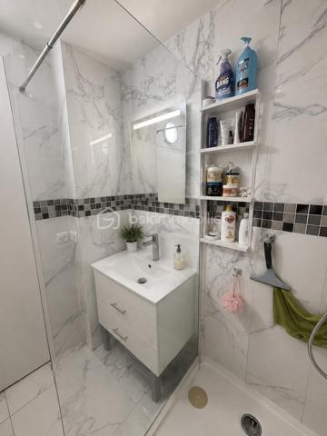 APPARTEMENT :

Cet appartement se distingue par ses volumes généreux et sa distribution intelligente. Le double séjour offre un espace de vie confortable et modulable, baigné de lumière naturelle. La cuisine équipée et aménagée permet une installation immédiate.

ESPACES NUIT :

L'appartement compte actuellement trois chambres, avec la possibilité d'en créer une quatrième selon vos besoins. Chaque chambre dispose de rangements intégrés, un atout appréciable au quotidien. Le couloir desservant les chambres et menant au salon propose également des espaces de rangement supplémentaires, optimisant ainsi chaque mètre carré.

ESPACES ANNEXES :

La salle de bain de grande dimension apporte un confort certain. Une cave complète ce bien, offrant un espace de stockage précieux pour vos affaires saisonnières ou volumineuses.

EXTÉRIEUR ET STATIONNEMENT :

Un grand balcon prolonge l'espace de vie et permet de profiter des beaux jours en extérieur. Une place de parking située en face de l'immeuble sécurise votre véhicule et facilite votre quotidien.

ÉTAT GÉNÉRAL :

Le bien a été entretenu avec soin au fil des années. La luminosité traverse l'ensemble des pièces, créant une atmosphère agréable tout au long de la journée.

LOCALISATION :

Situé à Soisy-sous-Montmorency, cet appartement bénéficie d'un emplacement de choix. La ville offre commerces de proximité, établissements scolaires, espaces verts et liaisons de transport vers Paris et la région. Le cadre de vie allie tranquillité résidentielle et praticité du quotidien.

Ce bien représente une belle opportunité pour une famille recherchant espace, fonctionnalité et emplacement privilégié dans le Val-d'Oise.

Contactez Andrea Collard, votre mandataire BSK Immobilier, pour organiser votre visite.