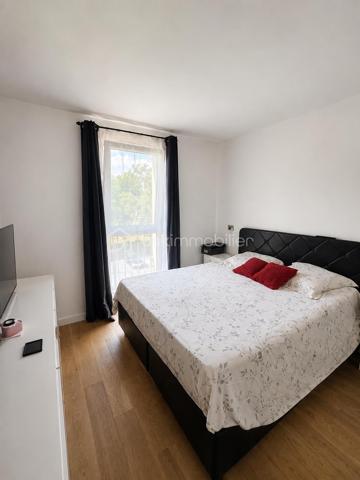 APPARTEMENT :

Cet appartement se distingue par ses volumes généreux et sa distribution intelligente. Le double séjour offre un espace de vie confortable et modulable, baigné de lumière naturelle. La cuisine équipée et aménagée permet une installation immédiate.

ESPACES NUIT :

L'appartement compte actuellement trois chambres, avec la possibilité d'en créer une quatrième selon vos besoins. Chaque chambre dispose de rangements intégrés, un atout appréciable au quotidien. Le couloir desservant les chambres et menant au salon propose également des espaces de rangement supplémentaires, optimisant ainsi chaque mètre carré.

ESPACES ANNEXES :

La salle de bain de grande dimension apporte un confort certain. Une cave complète ce bien, offrant un espace de stockage précieux pour vos affaires saisonnières ou volumineuses.

EXTÉRIEUR ET STATIONNEMENT :

Un grand balcon prolonge l'espace de vie et permet de profiter des beaux jours en extérieur. Une place de parking située en face de l'immeuble sécurise votre véhicule et facilite votre quotidien.

ÉTAT GÉNÉRAL :

Le bien a été entretenu avec soin au fil des années. La luminosité traverse l'ensemble des pièces, créant une atmosphère agréable tout au long de la journée.

LOCALISATION :

Situé à Soisy-sous-Montmorency, cet appartement bénéficie d'un emplacement de choix. La ville offre commerces de proximité, établissements scolaires, espaces verts et liaisons de transport vers Paris et la région. Le cadre de vie allie tranquillité résidentielle et praticité du quotidien.

Ce bien représente une belle opportunité pour une famille recherchant espace, fonctionnalité et emplacement privilégié dans le Val-d'Oise.

Contactez Andrea Collard, votre mandataire BSK Immobilier, pour organiser votre visite.