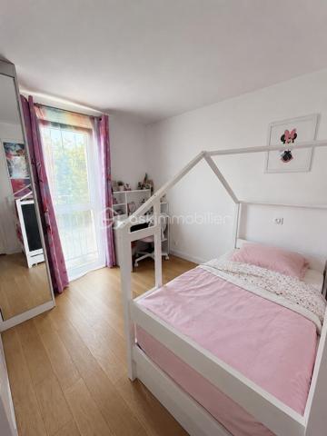 APPARTEMENT :

Cet appartement se distingue par ses volumes généreux et sa distribution intelligente. Le double séjour offre un espace de vie confortable et modulable, baigné de lumière naturelle. La cuisine équipée et aménagée permet une installation immédiate.

ESPACES NUIT :

L'appartement compte actuellement trois chambres, avec la possibilité d'en créer une quatrième selon vos besoins. Chaque chambre dispose de rangements intégrés, un atout appréciable au quotidien. Le couloir desservant les chambres et menant au salon propose également des espaces de rangement supplémentaires, optimisant ainsi chaque mètre carré.

ESPACES ANNEXES :

La salle de bain de grande dimension apporte un confort certain. Une cave complète ce bien, offrant un espace de stockage précieux pour vos affaires saisonnières ou volumineuses.

EXTÉRIEUR ET STATIONNEMENT :

Un grand balcon prolonge l'espace de vie et permet de profiter des beaux jours en extérieur. Une place de parking située en face de l'immeuble sécurise votre véhicule et facilite votre quotidien.

ÉTAT GÉNÉRAL :

Le bien a été entretenu avec soin au fil des années. La luminosité traverse l'ensemble des pièces, créant une atmosphère agréable tout au long de la journée.

LOCALISATION :

Situé à Soisy-sous-Montmorency, cet appartement bénéficie d'un emplacement de choix. La ville offre commerces de proximité, établissements scolaires, espaces verts et liaisons de transport vers Paris et la région. Le cadre de vie allie tranquillité résidentielle et praticité du quotidien.

Ce bien représente une belle opportunité pour une famille recherchant espace, fonctionnalité et emplacement privilégié dans le Val-d'Oise.

Contactez Andrea Collard, votre mandataire BSK Immobilier, pour organiser votre visite.
