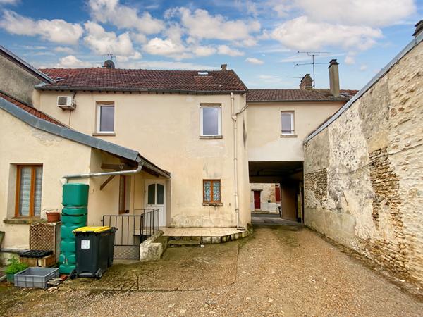 Maison de ville en plein coeur du charmant village de Chaussy !