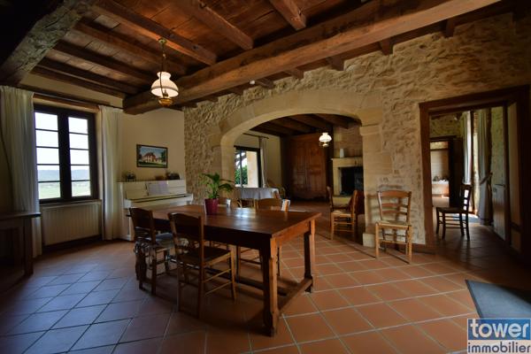 Propriete
                                                                                                                                                                                                                                                                                                                        11 pièce(s)                                                                                                                                                                                                          5 chambre(s)                                                                                                                                                                                                          289  m²