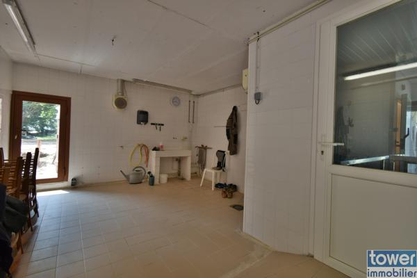 Propriete
                                                                                                                                                                                                                                                                                                                        11 pièce(s)                                                                                                                                                                                                          5 chambre(s)                                                                                                                                                                                                          289  m²