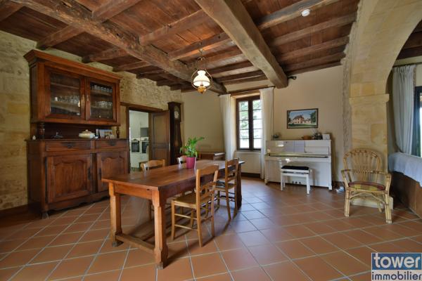 Propriete
                                                                                                                                                                                                                                                                                                                        11 pièce(s)                                                                                                                                                                                                          5 chambre(s)                                                                                                                                                                                                          289  m²