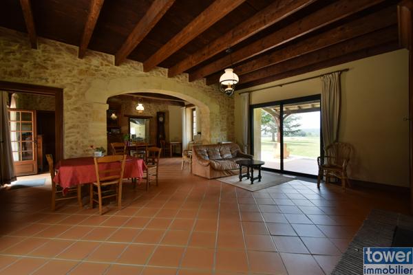 Propriete
                                                                                                                                                                                                                                                                                                                        11 pièce(s)                                                                                                                                                                                                          5 chambre(s)                                                                                                                                                                                                          289  m²
