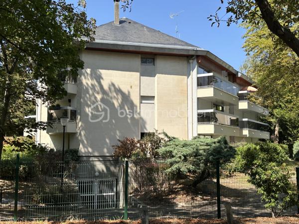 Découvrez ce studio accueillant, niché dans un quartier calme qui séduira les jeunes actifs et les investisseurs recherchant un pied-à-terre pratique. Profitez de la proximité des transports ( gare à 10 mn à pied), centre hospitalier à ( mn), et des commodités urbaines tout en étant à l'abri du bruit .

Cet appartement de 20 m² se situe au rez-de-chaussée d'un immeuble de deux étages. Il bénéficie d'un beau jardinet de 17 m2 pour profiter des soirées en plein air et d'un parking privatif.

L'intérieur se compose d'une pièce principale optimisée pour le confort, lumineuse grâce à de grandes ouvertures, un coin cuisine, une salle d'eau avec grand placard, peintures entièrement refaites.

Avec charges annuelles raisonnables de 1475€, cet appartement en copropriété bien entretenue vous assure un investissement sans souci. À deux pas des commerces et des lignes de transport, il offre un mode de vie facile et accessible. idéal premier achat ou investissement locatif.
