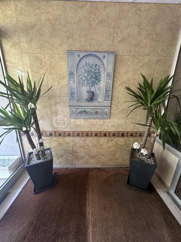 Découvrez ce studio accueillant, niché dans un quartier calme qui séduira les jeunes actifs et les investisseurs recherchant un pied-à-terre pratique. Profitez de la proximité des transports ( gare à 10 mn à pied), centre hospitalier à ( mn), et des commodités urbaines tout en étant à l'abri du bruit .

Cet appartement de 20 m² se situe au rez-de-chaussée d'un immeuble de deux étages. Il bénéficie d'un beau jardinet de 17 m2 pour profiter des soirées en plein air et d'un parking privatif.

L'intérieur se compose d'une pièce principale optimisée pour le confort, lumineuse grâce à de grandes ouvertures, un coin cuisine, une salle d'eau avec grand placard, peintures entièrement refaites.

Avec charges annuelles raisonnables de 1475€, cet appartement en copropriété bien entretenue vous assure un investissement sans souci. À deux pas des commerces et des lignes de transport, il offre un mode de vie facile et accessible. idéal premier achat ou investissement locatif.