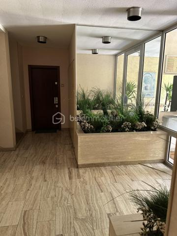 Découvrez ce studio accueillant, niché dans un quartier calme qui séduira les jeunes actifs et les investisseurs recherchant un pied-à-terre pratique. Profitez de la proximité des transports ( gare à 10 mn à pied), centre hospitalier à ( mn), et des commodités urbaines tout en étant à l'abri du bruit .

Cet appartement de 20 m² se situe au rez-de-chaussée d'un immeuble de deux étages. Il bénéficie d'un beau jardinet de 17 m2 pour profiter des soirées en plein air et d'un parking privatif.

L'intérieur se compose d'une pièce principale optimisée pour le confort, lumineuse grâce à de grandes ouvertures, un coin cuisine, une salle d'eau avec grand placard, peintures entièrement refaites.

Avec charges annuelles raisonnables de 1475€, cet appartement en copropriété bien entretenue vous assure un investissement sans souci. À deux pas des commerces et des lignes de transport, il offre un mode de vie facile et accessible. idéal premier achat ou investissement locatif.
