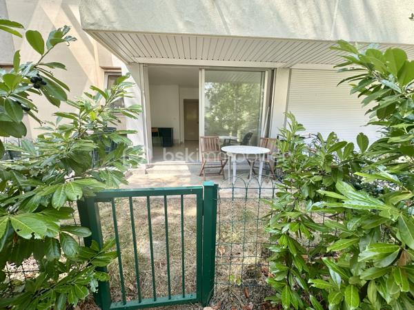 Découvrez ce studio accueillant, niché dans un quartier calme qui séduira les jeunes actifs et les investisseurs recherchant un pied-à-terre pratique. Profitez de la proximité des transports ( gare à 10 mn à pied), centre hospitalier à ( mn), et des commodités urbaines tout en étant à l'abri du bruit .

Cet appartement de 20 m² se situe au rez-de-chaussée d'un immeuble de deux étages. Il bénéficie d'un beau jardinet de 17 m2 pour profiter des soirées en plein air et d'un parking privatif.

L'intérieur se compose d'une pièce principale optimisée pour le confort, lumineuse grâce à de grandes ouvertures, un coin cuisine, une salle d'eau avec grand placard, peintures entièrement refaites.

Avec charges annuelles raisonnables de 1475€, cet appartement en copropriété bien entretenue vous assure un investissement sans souci. À deux pas des commerces et des lignes de transport, il offre un mode de vie facile et accessible. idéal premier achat ou investissement locatif.