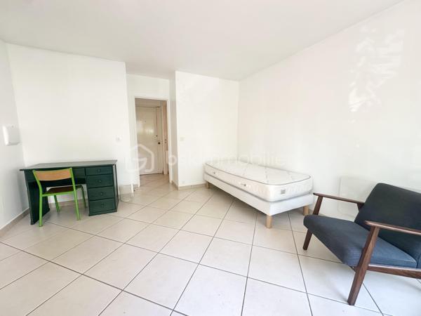 Découvrez ce studio accueillant, niché dans un quartier calme qui séduira les jeunes actifs et les investisseurs recherchant un pied-à-terre pratique. Profitez de la proximité des transports ( gare à 10 mn à pied), centre hospitalier à ( mn), et des commodités urbaines tout en étant à l'abri du bruit .

Cet appartement de 20 m² se situe au rez-de-chaussée d'un immeuble de deux étages. Il bénéficie d'un beau jardinet de 17 m2 pour profiter des soirées en plein air et d'un parking privatif.

L'intérieur se compose d'une pièce principale optimisée pour le confort, lumineuse grâce à de grandes ouvertures, un coin cuisine, une salle d'eau avec grand placard, peintures entièrement refaites.

Avec charges annuelles raisonnables de 1475€, cet appartement en copropriété bien entretenue vous assure un investissement sans souci. À deux pas des commerces et des lignes de transport, il offre un mode de vie facile et accessible. idéal premier achat ou investissement locatif.
