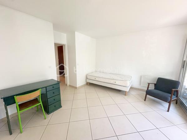 Découvrez ce studio accueillant, niché dans un quartier calme qui séduira les jeunes actifs et les investisseurs recherchant un pied-à-terre pratique. Profitez de la proximité des transports ( gare à 10 mn à pied), centre hospitalier à ( mn), et des commodités urbaines tout en étant à l'abri du bruit .

Cet appartement de 20 m² se situe au rez-de-chaussée d'un immeuble de deux étages. Il bénéficie d'un beau jardinet de 17 m2 pour profiter des soirées en plein air et d'un parking privatif.

L'intérieur se compose d'une pièce principale optimisée pour le confort, lumineuse grâce à de grandes ouvertures, un coin cuisine, une salle d'eau avec grand placard, peintures entièrement refaites.

Avec charges annuelles raisonnables de 1475€, cet appartement en copropriété bien entretenue vous assure un investissement sans souci. À deux pas des commerces et des lignes de transport, il offre un mode de vie facile et accessible. idéal premier achat ou investissement locatif.