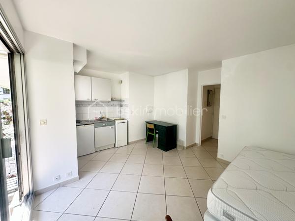 Découvrez ce studio accueillant, niché dans un quartier calme qui séduira les jeunes actifs et les investisseurs recherchant un pied-à-terre pratique. Profitez de la proximité des transports ( gare à 10 mn à pied), centre hospitalier à ( mn), et des commodités urbaines tout en étant à l'abri du bruit .

Cet appartement de 20 m² se situe au rez-de-chaussée d'un immeuble de deux étages. Il bénéficie d'un beau jardinet de 17 m2 pour profiter des soirées en plein air et d'un parking privatif.

L'intérieur se compose d'une pièce principale optimisée pour le confort, lumineuse grâce à de grandes ouvertures, un coin cuisine, une salle d'eau avec grand placard, peintures entièrement refaites.

Avec charges annuelles raisonnables de 1475€, cet appartement en copropriété bien entretenue vous assure un investissement sans souci. À deux pas des commerces et des lignes de transport, il offre un mode de vie facile et accessible. idéal premier achat ou investissement locatif.