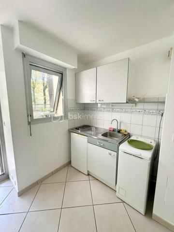 Découvrez ce studio accueillant, niché dans un quartier calme qui séduira les jeunes actifs et les investisseurs recherchant un pied-à-terre pratique. Profitez de la proximité des transports ( gare à 10 mn à pied), centre hospitalier à ( mn), et des commodités urbaines tout en étant à l'abri du bruit .

Cet appartement de 20 m² se situe au rez-de-chaussée d'un immeuble de deux étages. Il bénéficie d'un beau jardinet de 17 m2 pour profiter des soirées en plein air et d'un parking privatif.

L'intérieur se compose d'une pièce principale optimisée pour le confort, lumineuse grâce à de grandes ouvertures, un coin cuisine, une salle d'eau avec grand placard, peintures entièrement refaites.

Avec charges annuelles raisonnables de 1475€, cet appartement en copropriété bien entretenue vous assure un investissement sans souci. À deux pas des commerces et des lignes de transport, il offre un mode de vie facile et accessible. idéal premier achat ou investissement locatif.