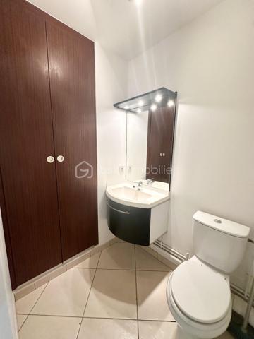 Découvrez ce studio accueillant, niché dans un quartier calme qui séduira les jeunes actifs et les investisseurs recherchant un pied-à-terre pratique. Profitez de la proximité des transports ( gare à 10 mn à pied), centre hospitalier à ( mn), et des commodités urbaines tout en étant à l'abri du bruit .

Cet appartement de 20 m² se situe au rez-de-chaussée d'un immeuble de deux étages. Il bénéficie d'un beau jardinet de 17 m2 pour profiter des soirées en plein air et d'un parking privatif.

L'intérieur se compose d'une pièce principale optimisée pour le confort, lumineuse grâce à de grandes ouvertures, un coin cuisine, une salle d'eau avec grand placard, peintures entièrement refaites.

Avec charges annuelles raisonnables de 1475€, cet appartement en copropriété bien entretenue vous assure un investissement sans souci. À deux pas des commerces et des lignes de transport, il offre un mode de vie facile et accessible. idéal premier achat ou investissement locatif.