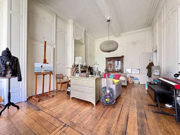 Vieux Lille, dans un hôtel particulier, magnifique Duplex, 3 chambres et terrasse Lille Vieux Lille, dans un hôtel particulier, magnifique Duplex, 3 chambres et terrasse Lille