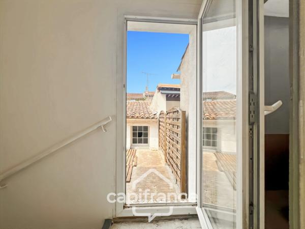 Investissement sur Charleval : HAUT DE MAISON : de 60 m2 + terrasse de 24 m2 + garage 21 m2 en plein coeur du village , travaux de finitions à prévoir