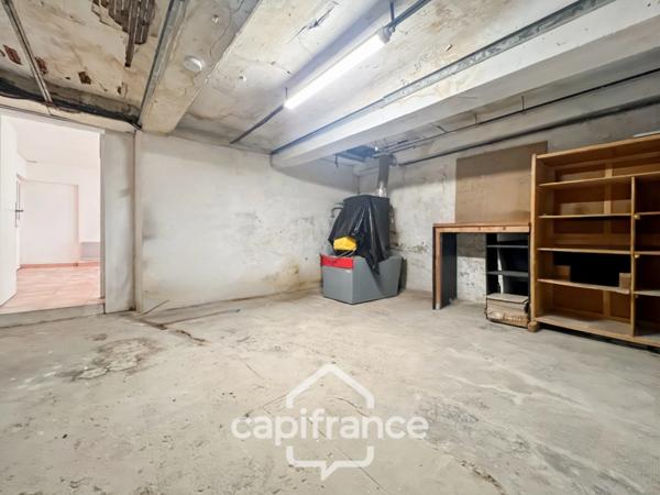 Investissement sur Charleval : HAUT DE MAISON : de 60 m2 + terrasse de 24 m2 + garage 21 m2 en plein coeur du village , travaux de finitions à prévoir