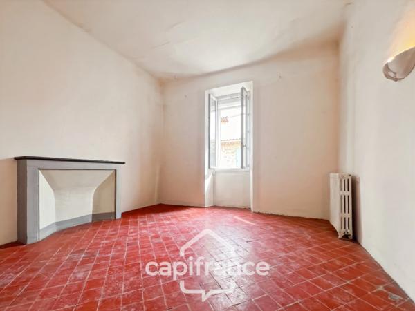 Investissement sur Charleval : HAUT DE MAISON : de 60 m2 + terrasse de 24 m2 + garage 21 m2 en plein coeur du village , travaux de finitions à prévoir