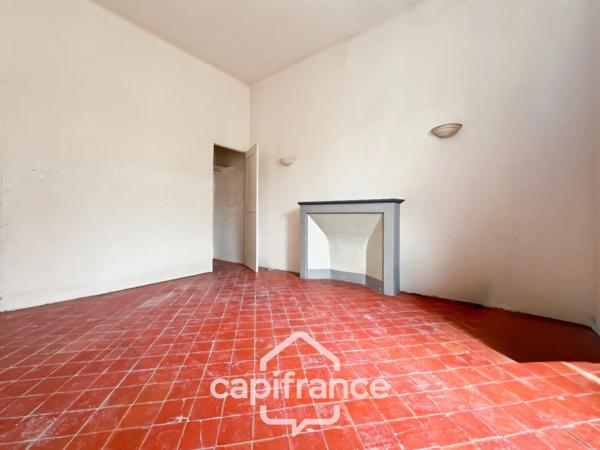 Investissement sur Charleval : HAUT DE MAISON : de 60 m2 + terrasse de 24 m2 + garage 21 m2 en plein coeur du village , travaux de finitions à prévoir