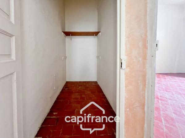 Investissement sur Charleval : HAUT DE MAISON : de 60 m2 + terrasse de 24 m2 + garage 21 m2 en plein coeur du village , travaux de finitions à prévoir