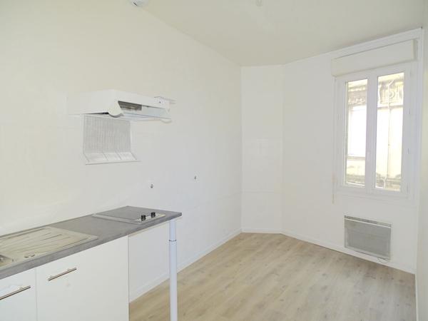 A VENDRE APPARTEMENT DE TYPE 3 LOUE - SECTEUR BORDEAUX VICTOIRE / CAPUCINS , Bordeaux A VENDRE APPARTEMENT DE TYPE 3 LOUE - SECTEUR BORDEAUX VICTOIRE / CAPUCINS , Bordeaux