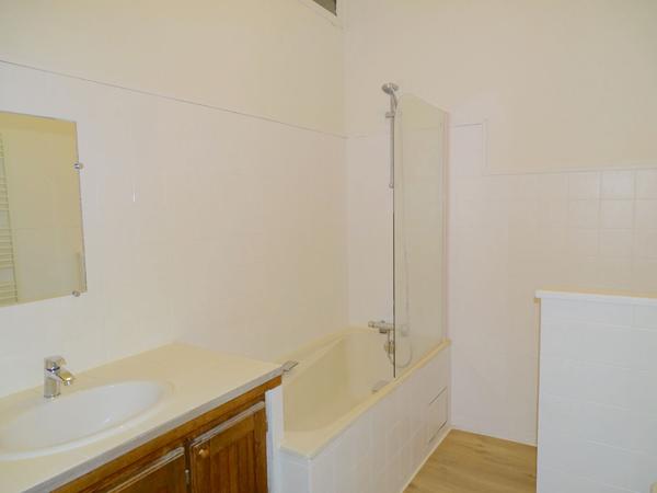 A VENDRE APPARTEMENT DE TYPE 3 LOUE - SECTEUR BORDEAUX VICTOIRE / CAPUCINS , Bordeaux A VENDRE APPARTEMENT DE TYPE 3 LOUE - SECTEUR BORDEAUX VICTOIRE / CAPUCINS , Bordeaux