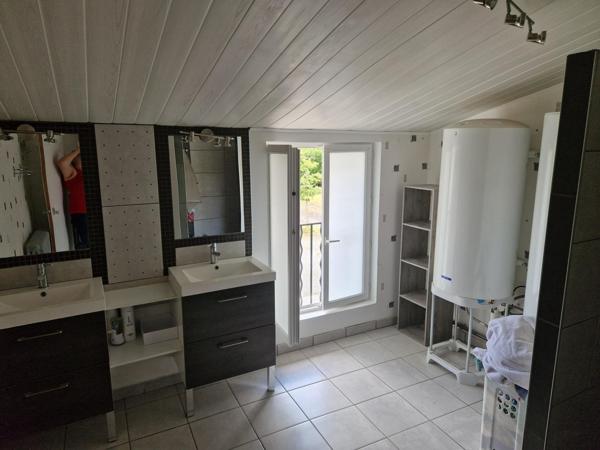 GRANDE MAISON FAMILIALE AVEC SES DEPENDANCES