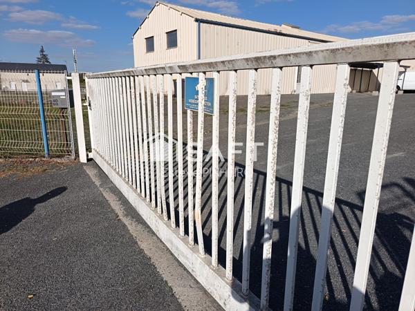 BÂTIMENT DE STOCKAGE DE 300 m² SUR TERRAIN CLOS DE 1 298 m²