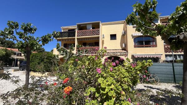 À seulement quelques minutes du centre-ville et à 3 km des plages, découvrez ce charmant studio situé au sein d'une copropriété sécurisée, offrant un fort potentiel de valorisation.

Le bien se compose d'une entrée avec coin nuit équipé de lits superposés, d'une salle d'eau avec WC et d'une cuisine ouverte sur un séjour convivial avec canapé convertible, permettant d'accueillir jusqu'à 4 personnes.

Vous serez séduit par sa belle véranda lumineuse, véritable pièce de vie supplémentaire, ouvrant sur un agréable jardinet pavé sans entretien, idéal pour profiter du climat méditerranéen tout au long de l'année.

Une place de parking privative, située juste devant le logement, constitue un atout appréciable au quotidien et un plus pour la location saisonnière...

Des travaux de rafraîchissement sont à prévoir, offrant l'opportunité de repenser les espaces et de personnaliser ce bien selon vos envies et vos goûts. Un excellent potentiel pour créer un pied-à-terre de charme, une résidence secondaire ou réaliser un investissement locatif attractif.

À visiter rapidement !
