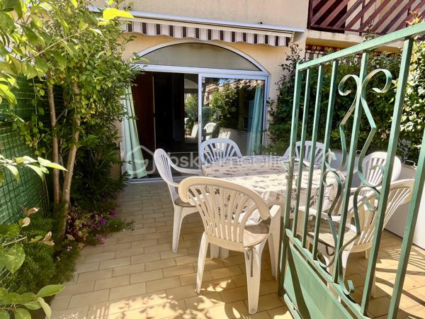 À seulement quelques minutes du centre-ville et à 3 km des plages, découvrez ce charmant studio situé au sein d'une copropriété sécurisée, offrant un fort potentiel de valorisation.

Le bien se compose d'une entrée avec coin nuit équipé de lits superposés, d'une salle d'eau avec WC et d'une cuisine ouverte sur un séjour convivial avec canapé convertible, permettant d'accueillir jusqu'à 4 personnes.

Vous serez séduit par sa belle véranda lumineuse, véritable pièce de vie supplémentaire, ouvrant sur un agréable jardinet pavé sans entretien, idéal pour profiter du climat méditerranéen tout au long de l'année.

Une place de parking privative, située juste devant le logement, constitue un atout appréciable au quotidien et un plus pour la location saisonnière...

Des travaux de rafraîchissement sont à prévoir, offrant l'opportunité de repenser les espaces et de personnaliser ce bien selon vos envies et vos goûts. Un excellent potentiel pour créer un pied-à-terre de charme, une résidence secondaire ou réaliser un investissement locatif attractif.

À visiter rapidement !