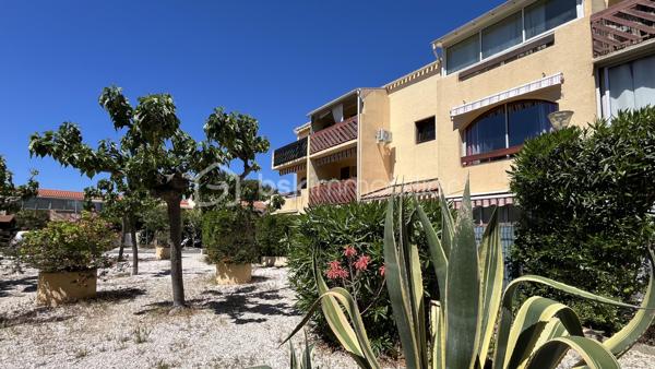 À seulement quelques minutes du centre-ville et à 3 km des plages, découvrez ce charmant studio situé au sein d'une copropriété sécurisée, offrant un fort potentiel de valorisation.

Le bien se compose d'une entrée avec coin nuit équipé de lits superposés, d'une salle d'eau avec WC et d'une cuisine ouverte sur un séjour convivial avec canapé convertible, permettant d'accueillir jusqu'à 4 personnes.

Vous serez séduit par sa belle véranda lumineuse, véritable pièce de vie supplémentaire, ouvrant sur un agréable jardinet pavé sans entretien, idéal pour profiter du climat méditerranéen tout au long de l'année.

Une place de parking privative, située juste devant le logement, constitue un atout appréciable au quotidien et un plus pour la location saisonnière...

Des travaux de rafraîchissement sont à prévoir, offrant l'opportunité de repenser les espaces et de personnaliser ce bien selon vos envies et vos goûts. Un excellent potentiel pour créer un pied-à-terre de charme, une résidence secondaire ou réaliser un investissement locatif attractif.

À visiter rapidement !