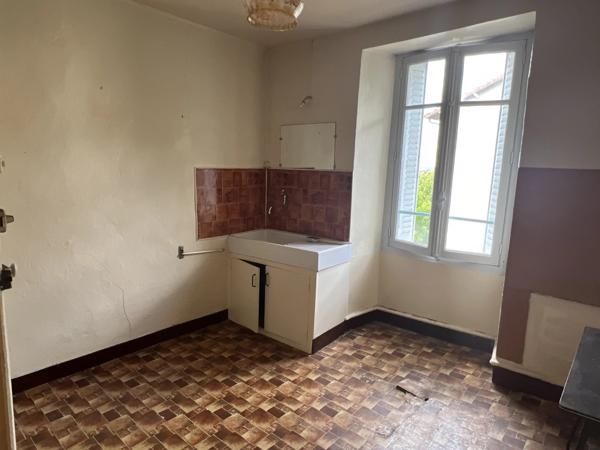 Grande maison de centre ville avec un grand potentiel de développement