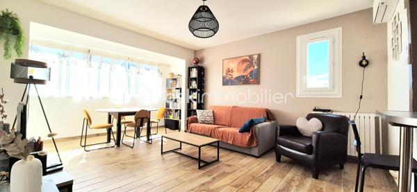 Dans une copropriété sécurisée, spacieux 2 pièces de 53m²(45.79m² carrez) situé au 2ème étage avec ascenseur complété d'une cave individuelle.
Profitant d'une double expo( Est/ Sud) , cet appartement offre un intérieur clair, soigné et bien agencé.

DES PRESTATIONS CONFORTABLES ET OPTIMISÉES:
***Pièce de vie lumineuse( 23m² env): Séjour convivial avec climatisation réversible récente,cuisine ouverte aménagée et sa loggia attenante offrant un espace de rangement idéal.
***Espace nuit au calme: une chambre confortable avec 2 placards intégrée, une grande salle d'eau optimisée et des wc indépendants.
***Entrée et annexes: Hall d'entrée avec placard et cave privative de 4.6m² env. Stationnement aisé aux abords.

LES PLUS:
***Copropriété valorisée: Ravalement de façade voté et déjà payé ( travaux prévus sept 2026).
***Sérénité: Habitable de suite -bon état général et entretenu ( double vitrage, volets roulants, carrelage( imitation parquet) homogène..)
***Charges maîtrisées quasi tout inclus: eau chaude/eau froide/chauffage gaz/entretien espaces verts& copro /ascenseur...)

CADRE DE VIE ET LOCALISATION STRATÉGIQUE:
***Commodités à pied
***Plages  à 7 min env seulement

UN BIEN POLYVALENT: 
***Idéal 1er achat, résidence secondaire ou investissement locatif à rendement.