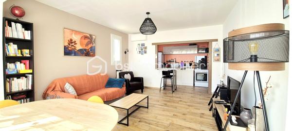 Dans une copropriété sécurisée, spacieux 2 pièces de 53m²(45.79m² carrez) situé au 2ème étage avec ascenseur complété d'une cave individuelle.
Profitant d'une double expo( Est/ Sud) , cet appartement offre un intérieur clair, soigné et bien agencé.

DES PRESTATIONS CONFORTABLES ET OPTIMISÉES:
***Pièce de vie lumineuse( 23m² env): Séjour convivial avec climatisation réversible récente,cuisine ouverte aménagée et sa loggia attenante offrant un espace de rangement idéal.
***Espace nuit au calme: une chambre confortable avec 2 placards intégrée, une grande salle d'eau optimisée et des wc indépendants.
***Entrée et annexes: Hall d'entrée avec placard et cave privative de 4.6m² env. Stationnement aisé aux abords.

LES PLUS:
***Copropriété valorisée: Ravalement de façade voté et déjà payé ( travaux prévus sept 2026).
***Sérénité: Habitable de suite -bon état général et entretenu ( double vitrage, volets roulants, carrelage( imitation parquet) homogène..)
***Charges maîtrisées quasi tout inclus: eau chaude/eau froide/chauffage gaz/entretien espaces verts& copro /ascenseur...)

CADRE DE VIE ET LOCALISATION STRATÉGIQUE:
***Commodités à pied
***Plages  à 7 min env seulement

UN BIEN POLYVALENT: 
***Idéal 1er achat, résidence secondaire ou investissement locatif à rendement.