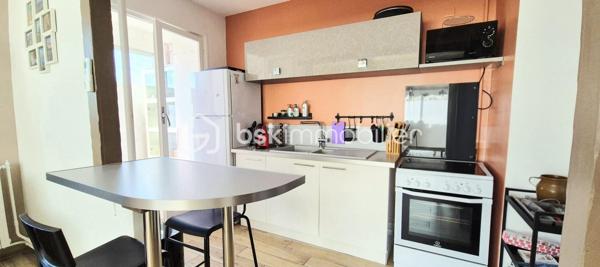 Dans une copropriété sécurisée, spacieux 2 pièces de 53m²(45.79m² carrez) situé au 2ème étage avec ascenseur complété d'une cave individuelle.
Profitant d'une double expo( Est/ Sud) , cet appartement offre un intérieur clair, soigné et bien agencé.

DES PRESTATIONS CONFORTABLES ET OPTIMISÉES:
***Pièce de vie lumineuse( 23m² env): Séjour convivial avec climatisation réversible récente,cuisine ouverte aménagée et sa loggia attenante offrant un espace de rangement idéal.
***Espace nuit au calme: une chambre confortable avec 2 placards intégrée, une grande salle d'eau optimisée et des wc indépendants.
***Entrée et annexes: Hall d'entrée avec placard et cave privative de 4.6m² env. Stationnement aisé aux abords.

LES PLUS:
***Copropriété valorisée: Ravalement de façade voté et déjà payé ( travaux prévus sept 2026).
***Sérénité: Habitable de suite -bon état général et entretenu ( double vitrage, volets roulants, carrelage( imitation parquet) homogène..)
***Charges maîtrisées quasi tout inclus: eau chaude/eau froide/chauffage gaz/entretien espaces verts& copro /ascenseur...)

CADRE DE VIE ET LOCALISATION STRATÉGIQUE:
***Commodités à pied
***Plages  à 7 min env seulement

UN BIEN POLYVALENT: 
***Idéal 1er achat, résidence secondaire ou investissement locatif à rendement.