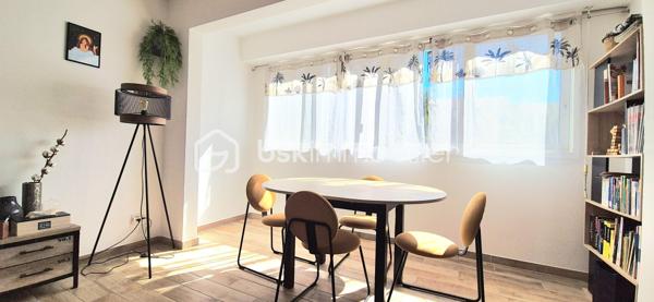 Dans une copropriété sécurisée, spacieux 2 pièces de 53m²(45.79m² carrez) situé au 2ème étage avec ascenseur complété d'une cave individuelle.
Profitant d'une double expo( Est/ Sud) , cet appartement offre un intérieur clair, soigné et bien agencé.

DES PRESTATIONS CONFORTABLES ET OPTIMISÉES:
***Pièce de vie lumineuse( 23m² env): Séjour convivial avec climatisation réversible récente,cuisine ouverte aménagée et sa loggia attenante offrant un espace de rangement idéal.
***Espace nuit au calme: une chambre confortable avec 2 placards intégrée, une grande salle d'eau optimisée et des wc indépendants.
***Entrée et annexes: Hall d'entrée avec placard et cave privative de 4.6m² env. Stationnement aisé aux abords.

LES PLUS:
***Copropriété valorisée: Ravalement de façade voté et déjà payé ( travaux prévus sept 2026).
***Sérénité: Habitable de suite -bon état général et entretenu ( double vitrage, volets roulants, carrelage( imitation parquet) homogène..)
***Charges maîtrisées quasi tout inclus: eau chaude/eau froide/chauffage gaz/entretien espaces verts& copro /ascenseur...)

CADRE DE VIE ET LOCALISATION STRATÉGIQUE:
***Commodités à pied
***Plages  à 7 min env seulement

UN BIEN POLYVALENT: 
***Idéal 1er achat, résidence secondaire ou investissement locatif à rendement.