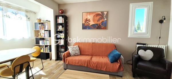 Dans une copropriété sécurisée, spacieux 2 pièces de 53m²(45.79m² carrez) situé au 2ème étage avec ascenseur complété d'une cave individuelle.
Profitant d'une double expo( Est/ Sud) , cet appartement offre un intérieur clair, soigné et bien agencé.

DES PRESTATIONS CONFORTABLES ET OPTIMISÉES:
***Pièce de vie lumineuse( 23m² env): Séjour convivial avec climatisation réversible récente,cuisine ouverte aménagée et sa loggia attenante offrant un espace de rangement idéal.
***Espace nuit au calme: une chambre confortable avec 2 placards intégrée, une grande salle d'eau optimisée et des wc indépendants.
***Entrée et annexes: Hall d'entrée avec placard et cave privative de 4.6m² env. Stationnement aisé aux abords.

LES PLUS:
***Copropriété valorisée: Ravalement de façade voté et déjà payé ( travaux prévus sept 2026).
***Sérénité: Habitable de suite -bon état général et entretenu ( double vitrage, volets roulants, carrelage( imitation parquet) homogène..)
***Charges maîtrisées quasi tout inclus: eau chaude/eau froide/chauffage gaz/entretien espaces verts& copro /ascenseur...)

CADRE DE VIE ET LOCALISATION STRATÉGIQUE:
***Commodités à pied
***Plages  à 7 min env seulement

UN BIEN POLYVALENT: 
***Idéal 1er achat, résidence secondaire ou investissement locatif à rendement.
