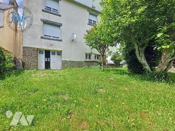 Située en plein coeur du bourg dynamique de Nizon, à deux pas de Pont-Aven, découvrez cette sol...